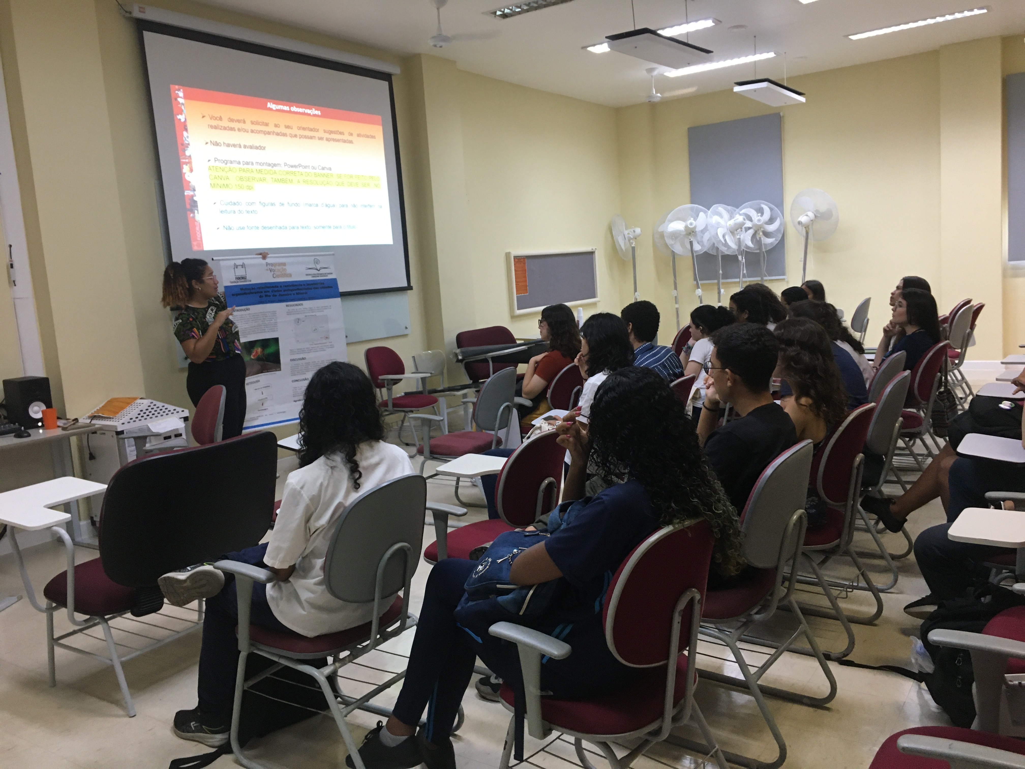estudantes sentados recebem instruções da coordenação pedagógica do Programa de Vocação Científica da Fiocruz.