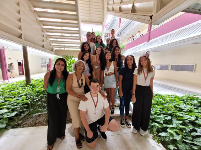 outro grupo de estudantes e equipe pedagógica do Provoc posando para a foto no pátio da Escola Politécnica Joaquim Venâncio.